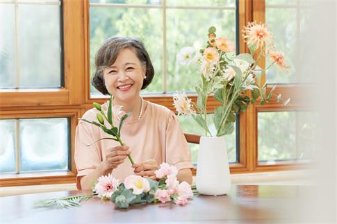 1735087071497544.jpg 摄图网_506948266_优雅插花的老年人(企业商用).jpg
