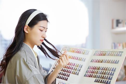 1735344262608313.jpg 摄图网_502380205_染发的女性看自己的头发(企业商用).jpg