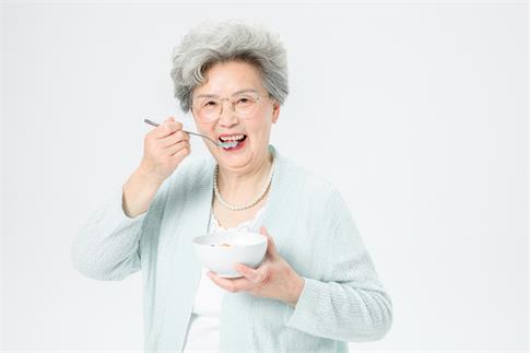 1736231006846742.jpg 摄图网_501305143_老人吃酸奶(企业商用).jpg