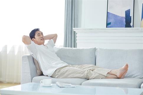 1737679391370420.jpg 摄图网_501313413_中年男士在沙发上休息(企业商用).jpg