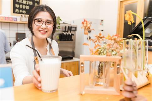 1739318809237055.jpg 摄图网_500827004_banner_咖啡馆服务员递牛奶(企业商用).jpg