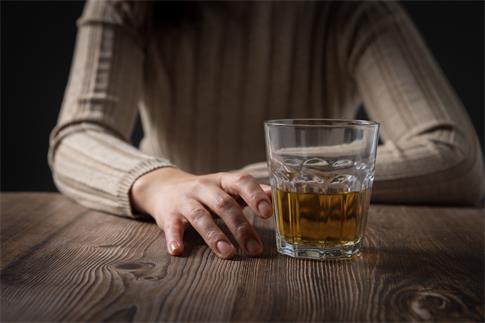 1739345599381989.jpg 摄图网_501699697_女性的手摸着酒杯戒酒酗酒(企业商用).jpg