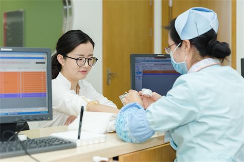 1751241433825262.jpg 摄图网_500313618_医生给文静女人抽血化验(企业商用).jpg